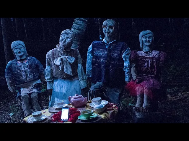 一家四口度假被殺人魔盯上,他喜歡將人做成同比木偶,已達成自己變態的目的!恐怖片《厄林殺機》【小青】